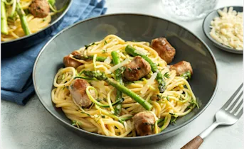 Pasta carbonara met saucijzen en courgette