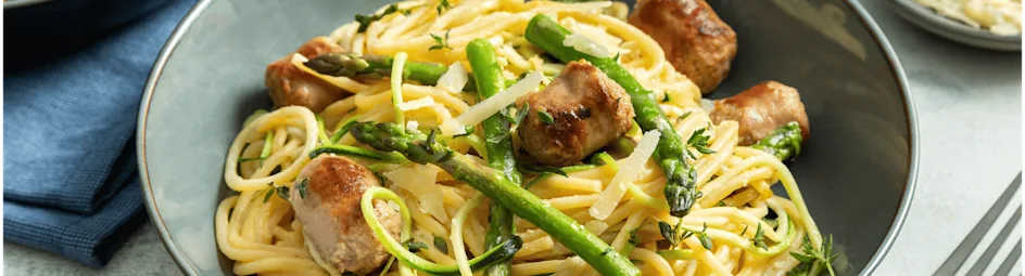 Pasta carbonara met saucijzen en courgette