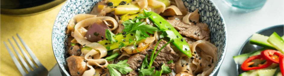 Gewokte rijstnoedels met biefstukreepjes