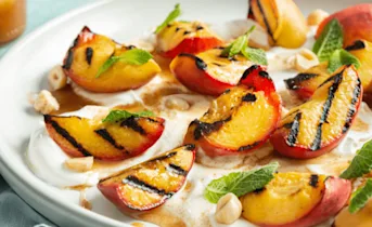 Gegrilde abrikozen en perziken met yoghurt