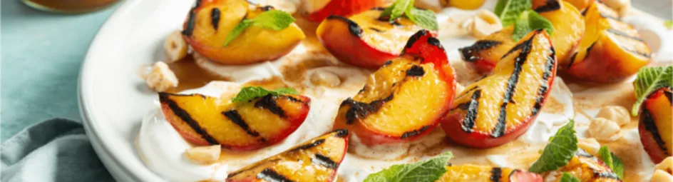 Gegrilde abrikozen en perziken met yoghurt