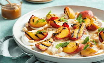 Gegrilde abrikozen en perziken met yoghurt
