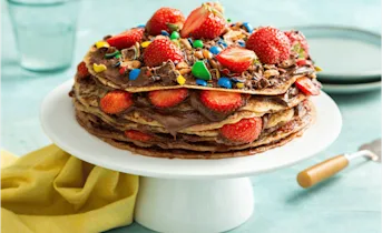 Pannenkoektaart met aardbeien en hazelnootpasta
