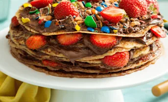 Pannenkoektaart met aardbeien en hazelnootpasta