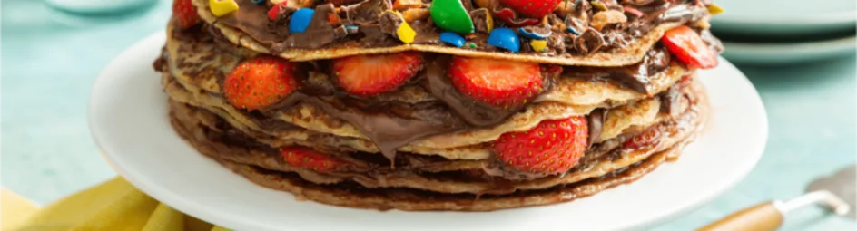 Pannenkoektaart met aardbeien en hazelnootpasta