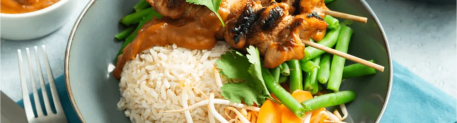 Kipsaté met rijst, boontjes en wortelsalade