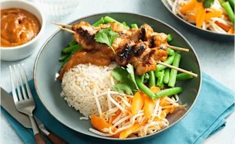 Kipsaté met rijst, boontjes en wortelsalade