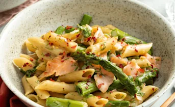 Pasta penne met asperges en zalm