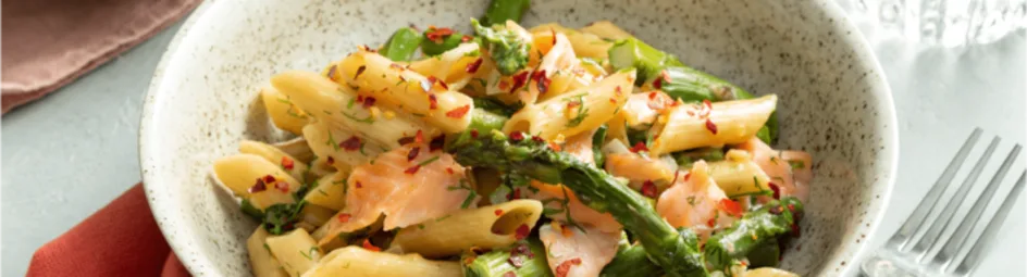 Pasta penne met asperges en zalm