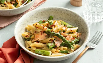 Pasta penne met asperges en zalm