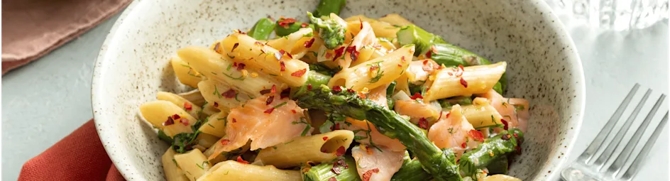 Pasta penne met asperges en zalm