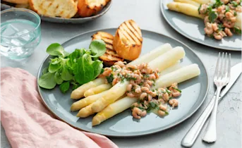 Witte asperges met Hollandse garnalen in botersaus