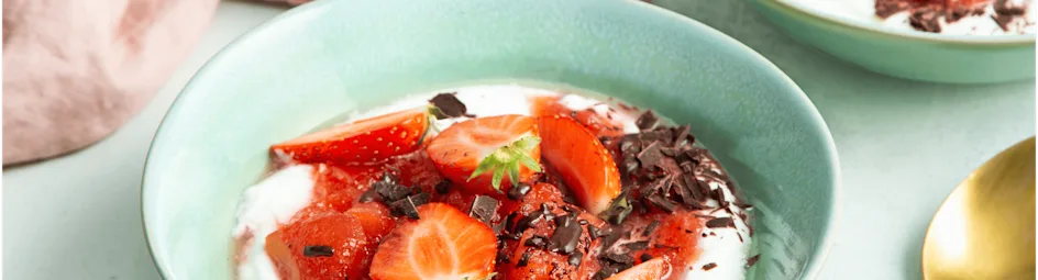 Aardbeien-appel compôte met kwark en chocolade