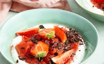 Aardbeien-appel compôte met kwark en chocolade