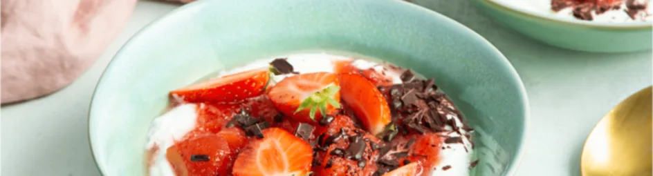 Aardbeien-appel compôte met kwark en chocolade