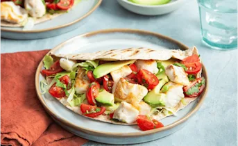 Gezonde wrap met kabeljauw, avocado en salsa van cherrytomaten