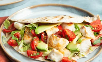 Gezonde wrap met kabeljauw, avocado en salsa van cherrytomaten