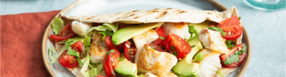 Gezonde wrap met kabeljauw, avocado en salsa van cherrytomaten