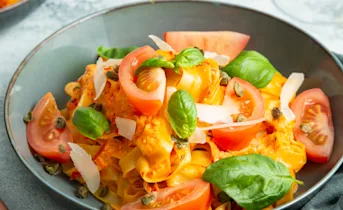 Tagliatelle met romige paprikasaus en tomaat