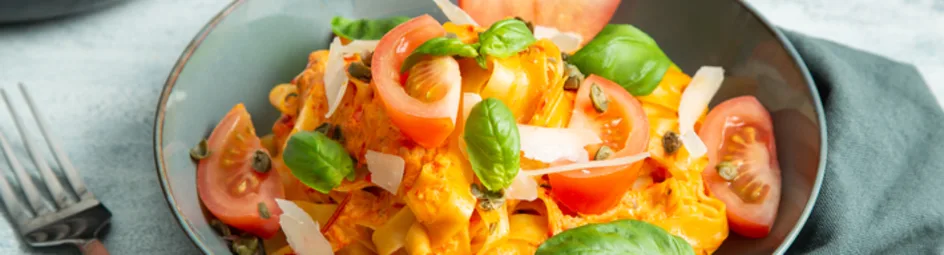 Tagliatelle met romige paprikasaus en tomaat