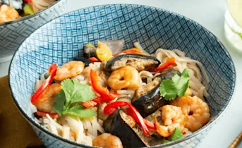 Noedels met aubergine en garnalen