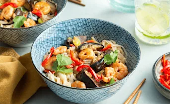 Noedels met aubergine en garnalen