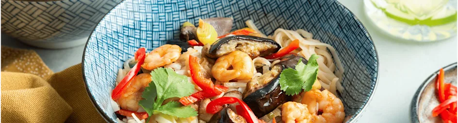 Noedels met aubergine en garnalen