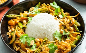 Gele curry met garnalen en sugarsnaps