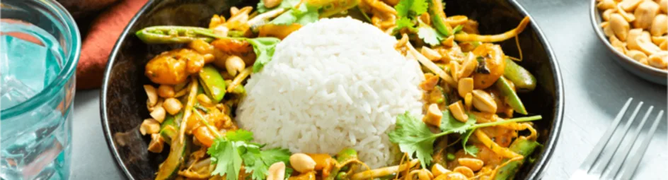 Gele curry met garnalen en sugarsnaps