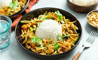 Gele curry met garnalen en sugarsnaps