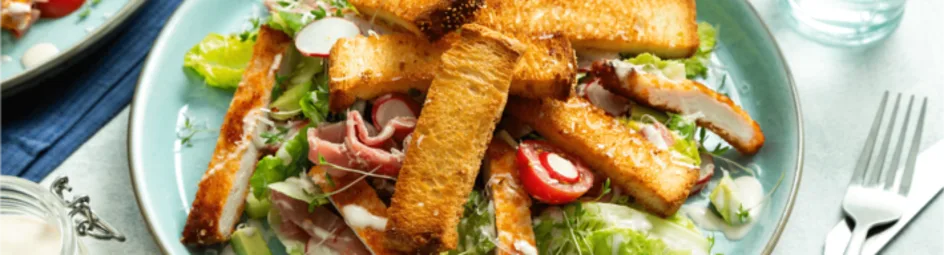 Salade met schnitzelreepjes en zelfgemaakte croutons