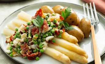 Witte asperges met erwtjes en knapperige bacon