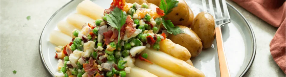 Witte asperges met erwtjes en knapperige bacon