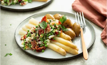 Witte asperges met erwtjes en knapperige bacon