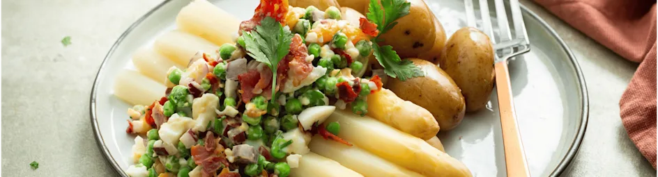 Witte asperges met erwtjes en knapperige bacon