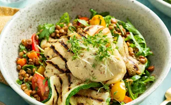 Linzen salade met gegrilde halloumi