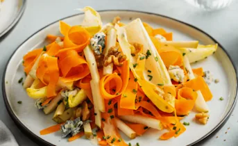 Witlofsalade met blauwe kaas en peer
