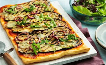 Pizza met gegrilde groente en gorgonzola