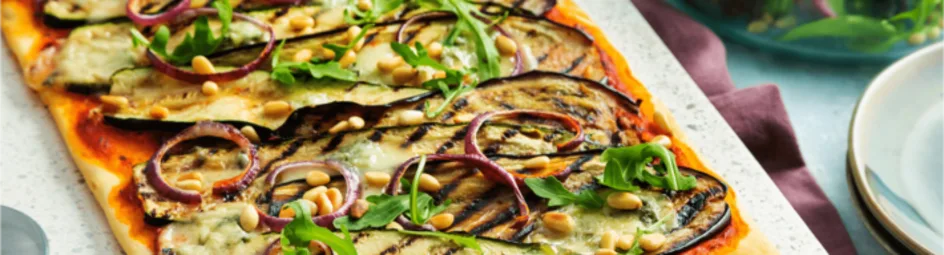 Pizza met gegrilde groente en gorgonzola