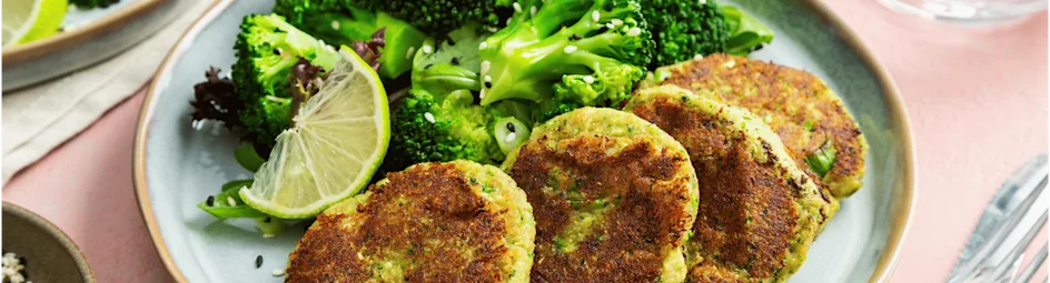 Viskoekjes met broccolisalade