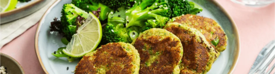 Viskoekjes met broccolisalade