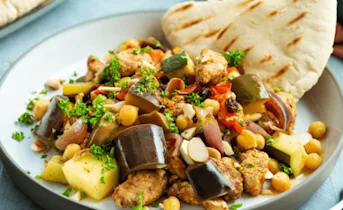 Gestoofde kip met groenten en kikkererwten