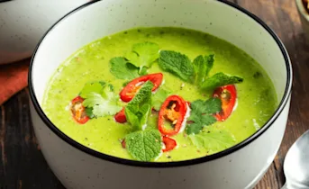 Tuinerwtjes soep met kokos en rode peper