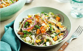 Quinoa salade met zoete aardappel en knapperige groenten