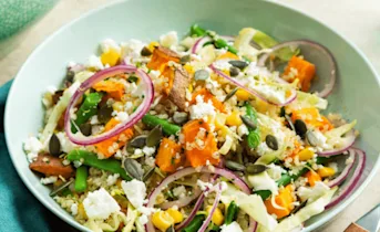 Quinoa salade met zoete aardappel en knapperige groenten