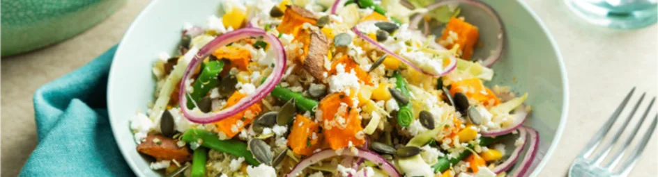 Quinoa salade met zoete aardappel en knapperige groenten