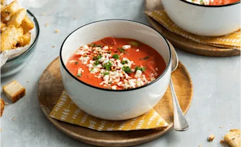 Geroosterde paprikasoep met huisgemaakte croutons en feta