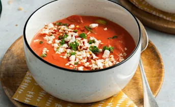 Geroosterde paprikasoep met huisgemaakte croutons en feta