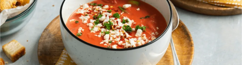 Geroosterde paprikasoep met huisgemaakte croutons en feta
