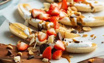 Bananen bootjes met pindakaas en aardbei